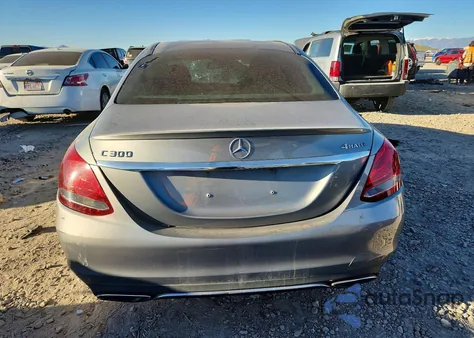 2015 Mercedes-Benz C 300 4Matic z USA, uszkodzony, nr VIN 55SWF4KB7FU070537